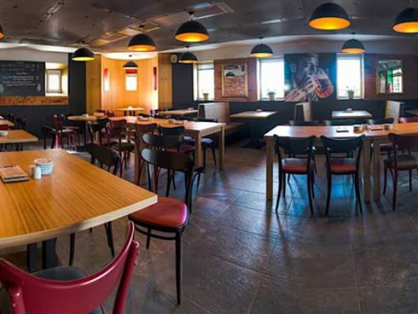 130 parkovacích míst